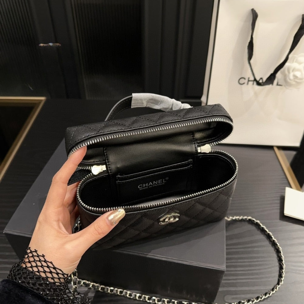 CHANEL 25C MATELASSE VANITY WHITE 19CM