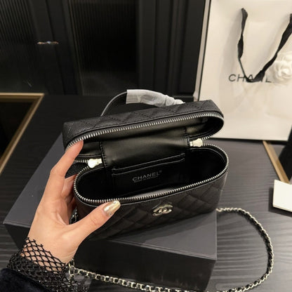 CHANEL 25C MATELASSE VANITY WHITE 19CM