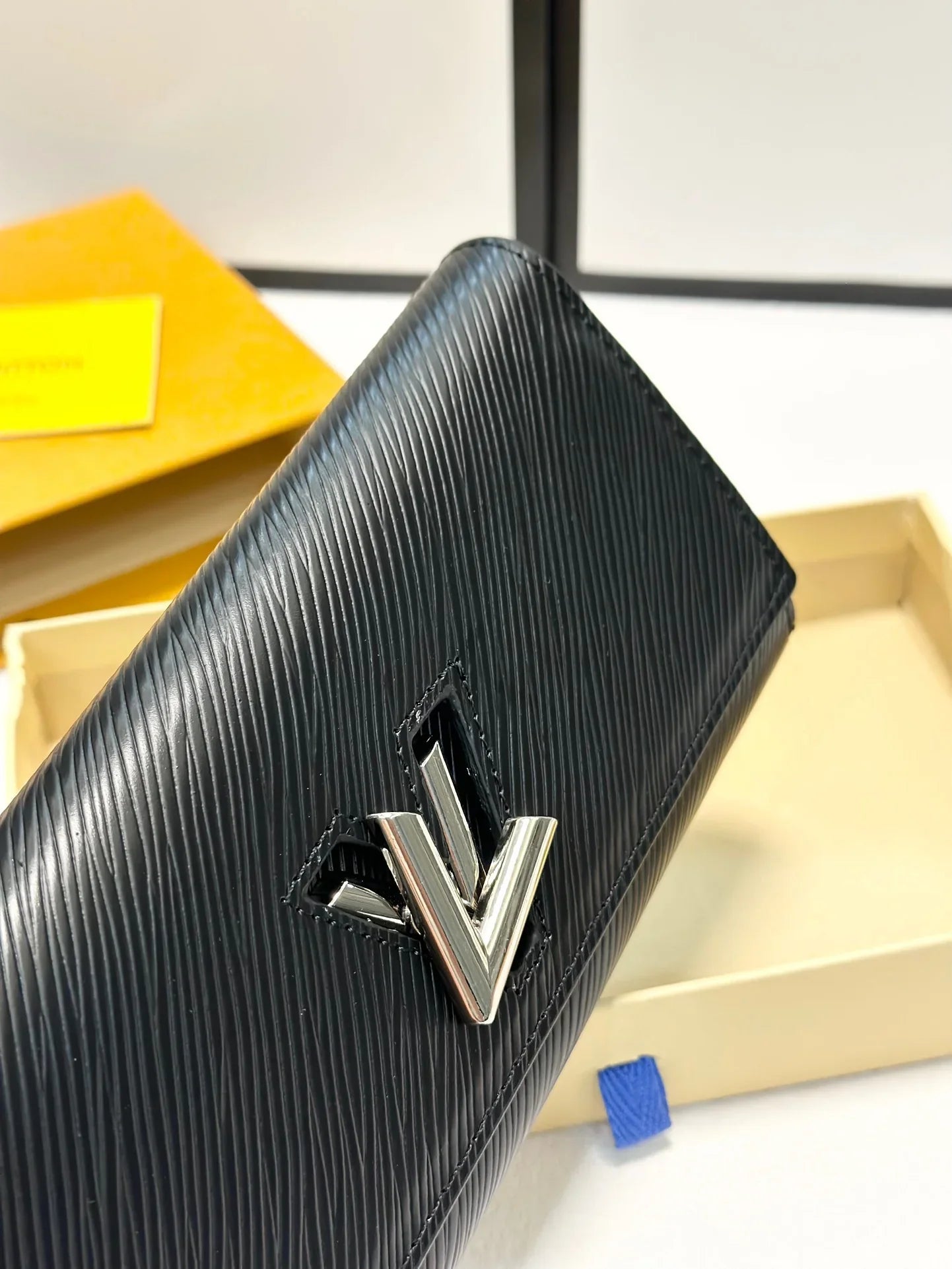 LV Louis Vuitton Classic Leather Purse Size 19x10cm