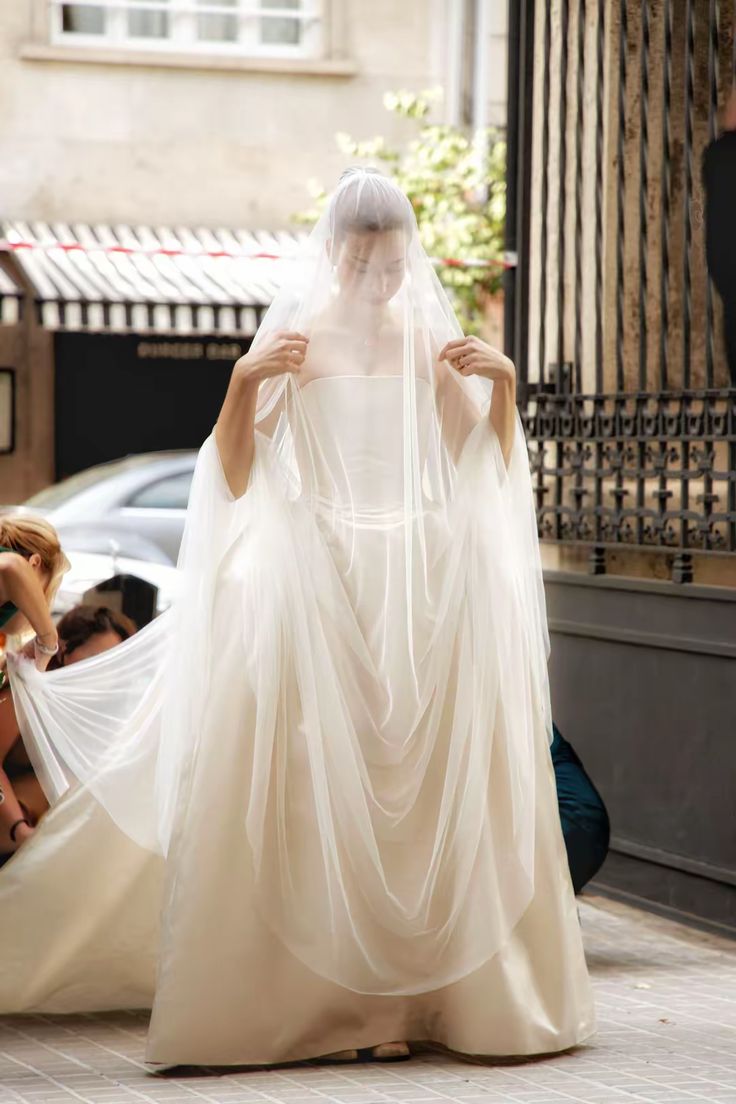 Classic Simple White Ball Gown Strapless Satin Wedding Dress SH3807