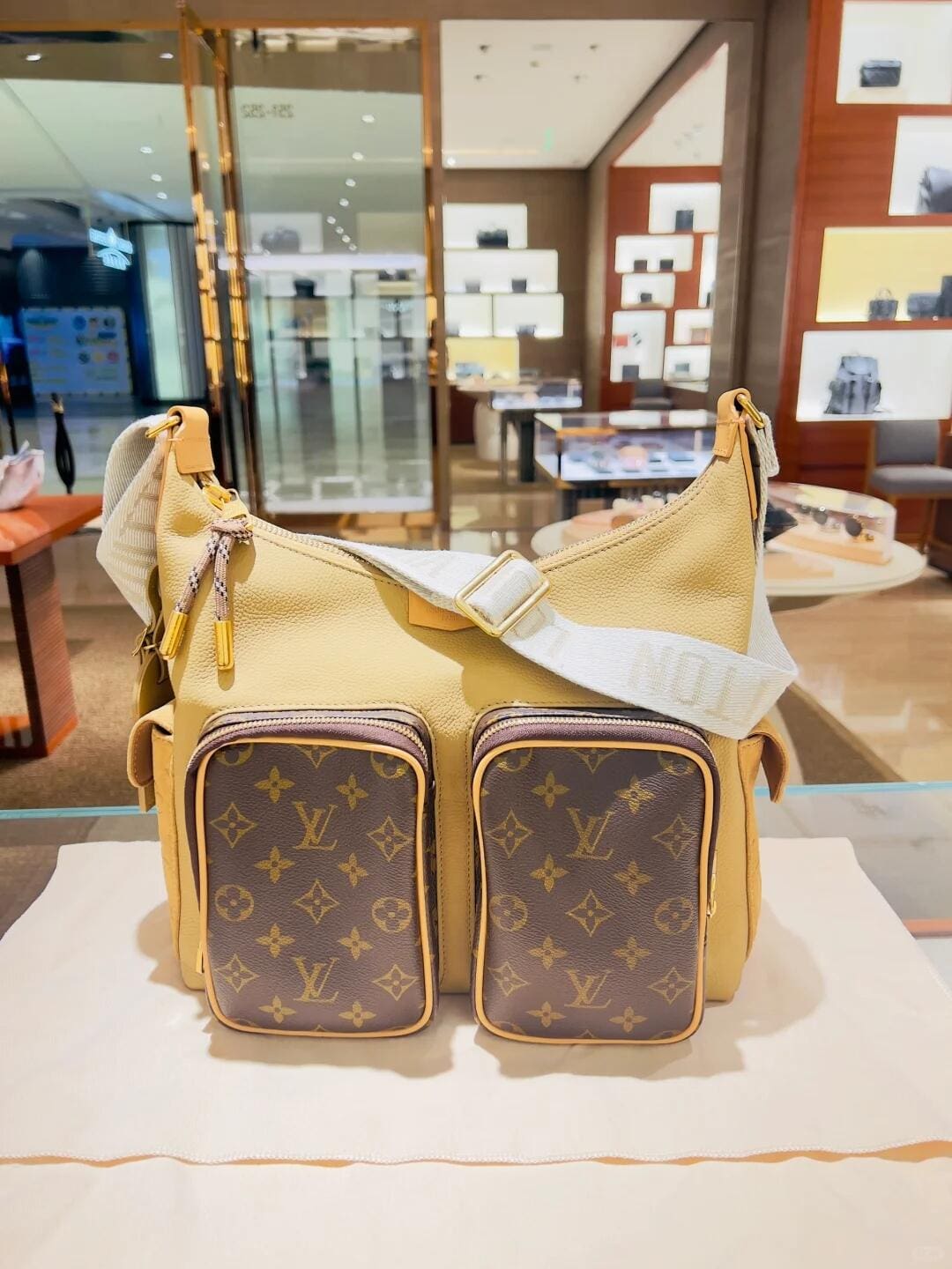 Louis Vuitton M12697 Hobo Cargo