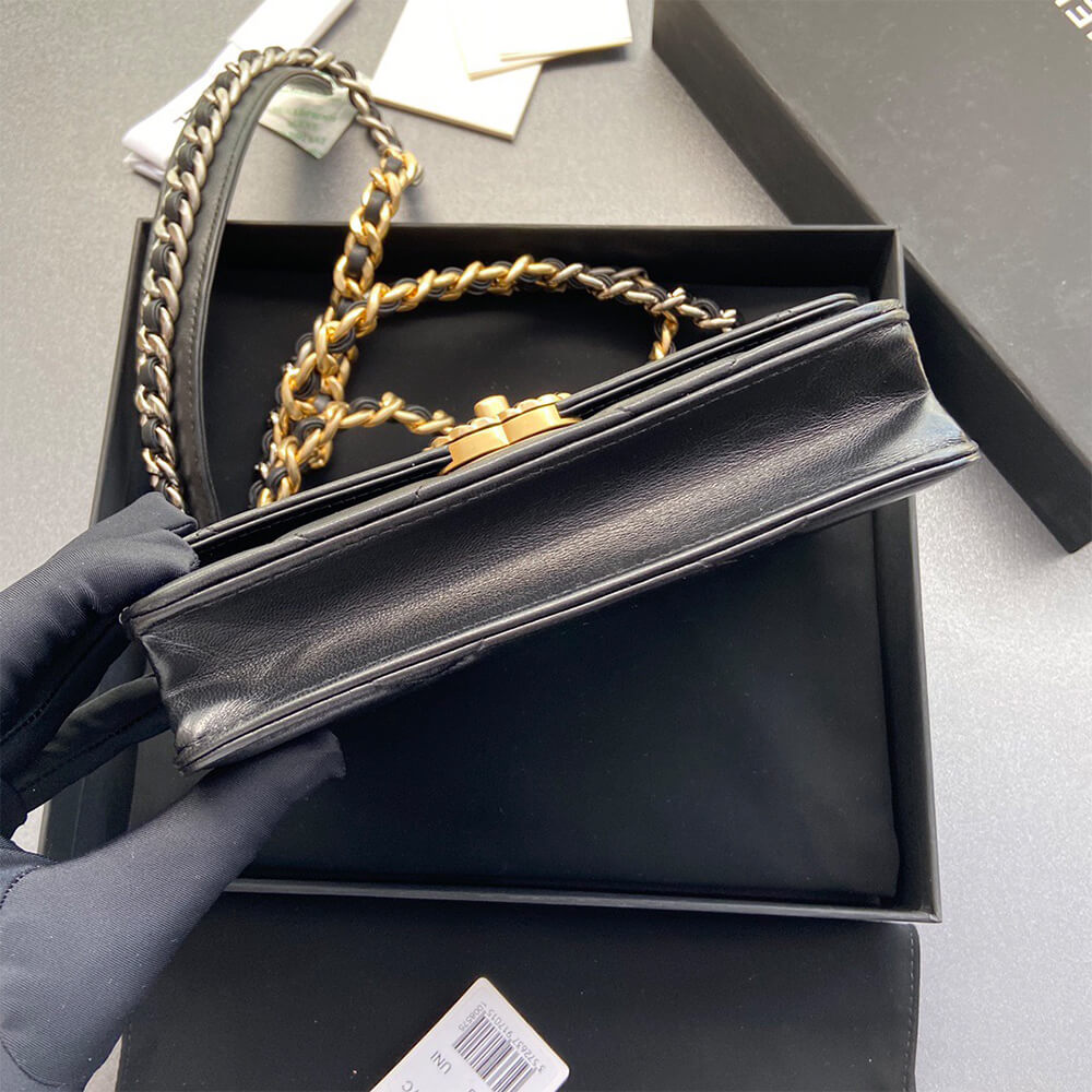 CHANEL 19 Wallet on Chain