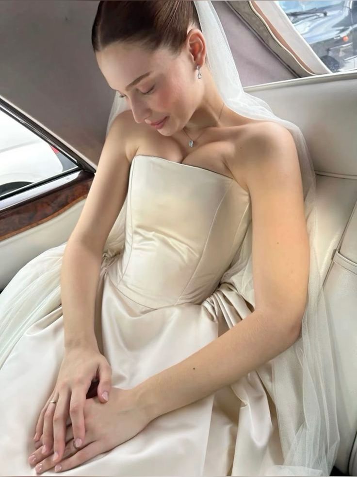 Classic Simple White Ball Gown Strapless Satin Wedding Dress SH3807