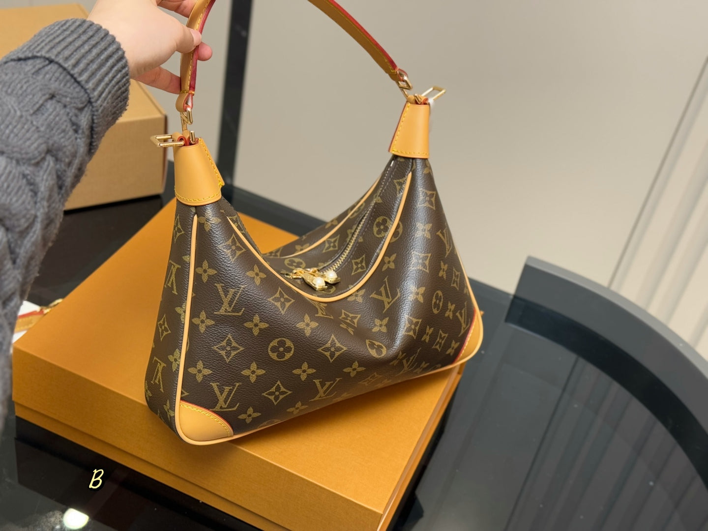 Louis Vuitton LV Vintage Classic Shoulder Bag 34x16cm