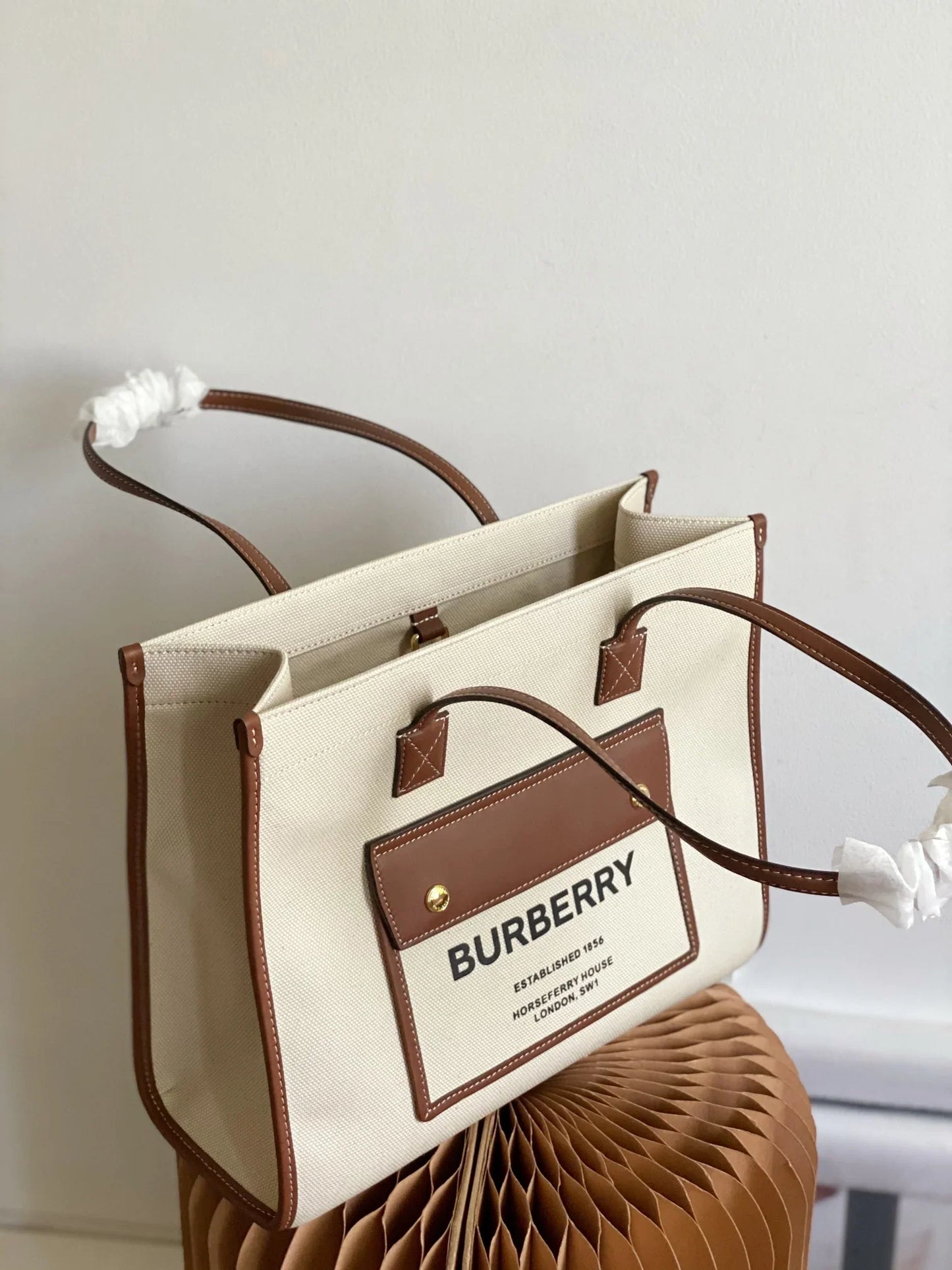 Burberry White Freya Tote Bag 33x12.5x26cm