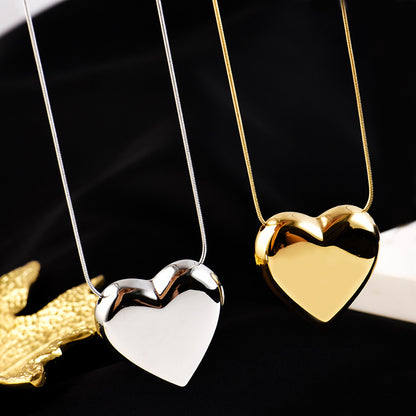 Fashion three-dimensional love clavicle chain
