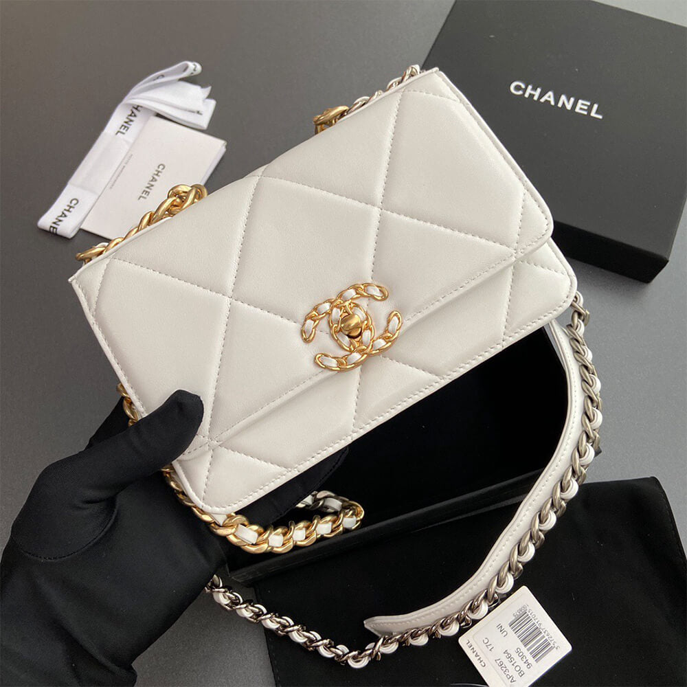 CHANEL 19 Wallet on Chain