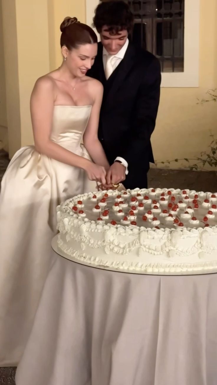 Classic Simple White Ball Gown Strapless Satin Wedding Dress SH3807