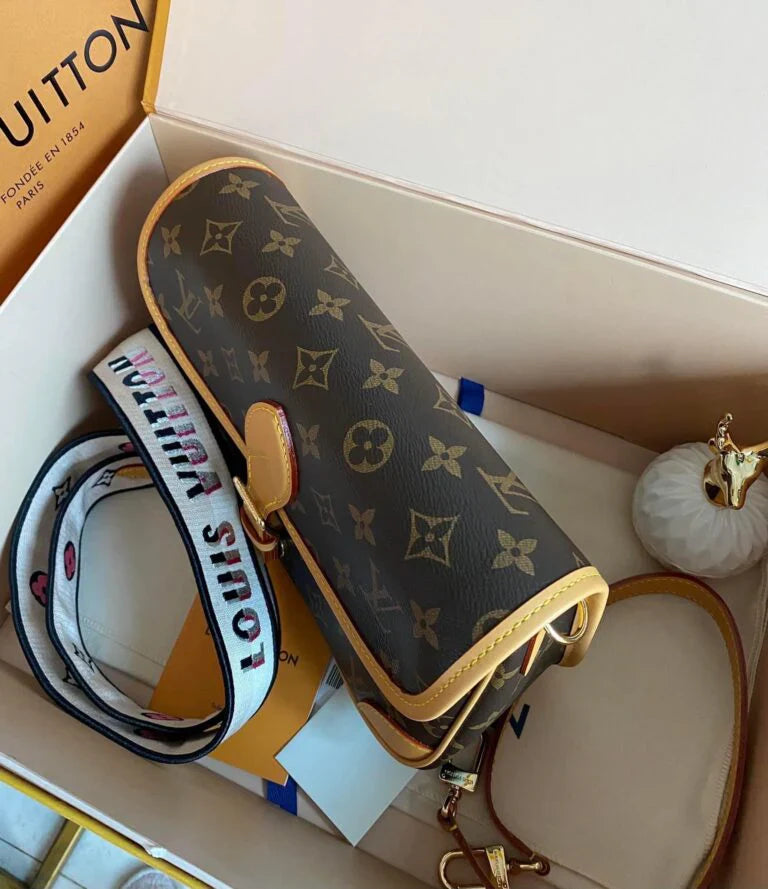 Lo vu official baguette bag