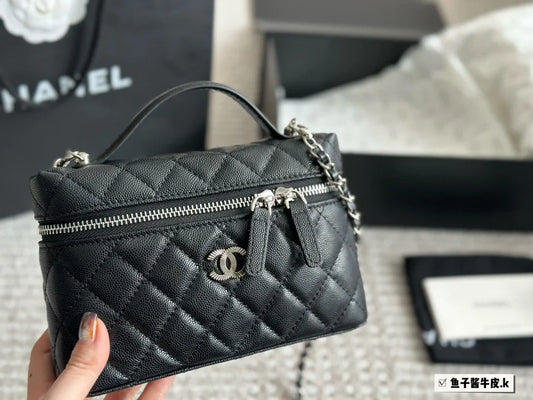 CHANEL New Handbag In Black Size 20x13cm