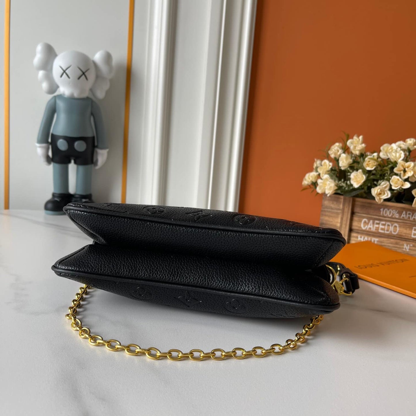 LOUIS VUITTON POCHETTE LIV BLACK 24CM M83301