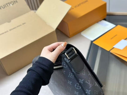 Louis Vuitton DISTRICT Small Messenger Bag M46255