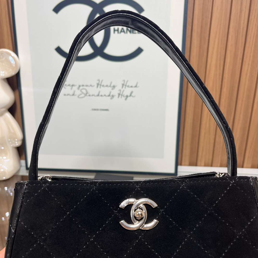 CHANEL Quilted Crossbody Bag Black