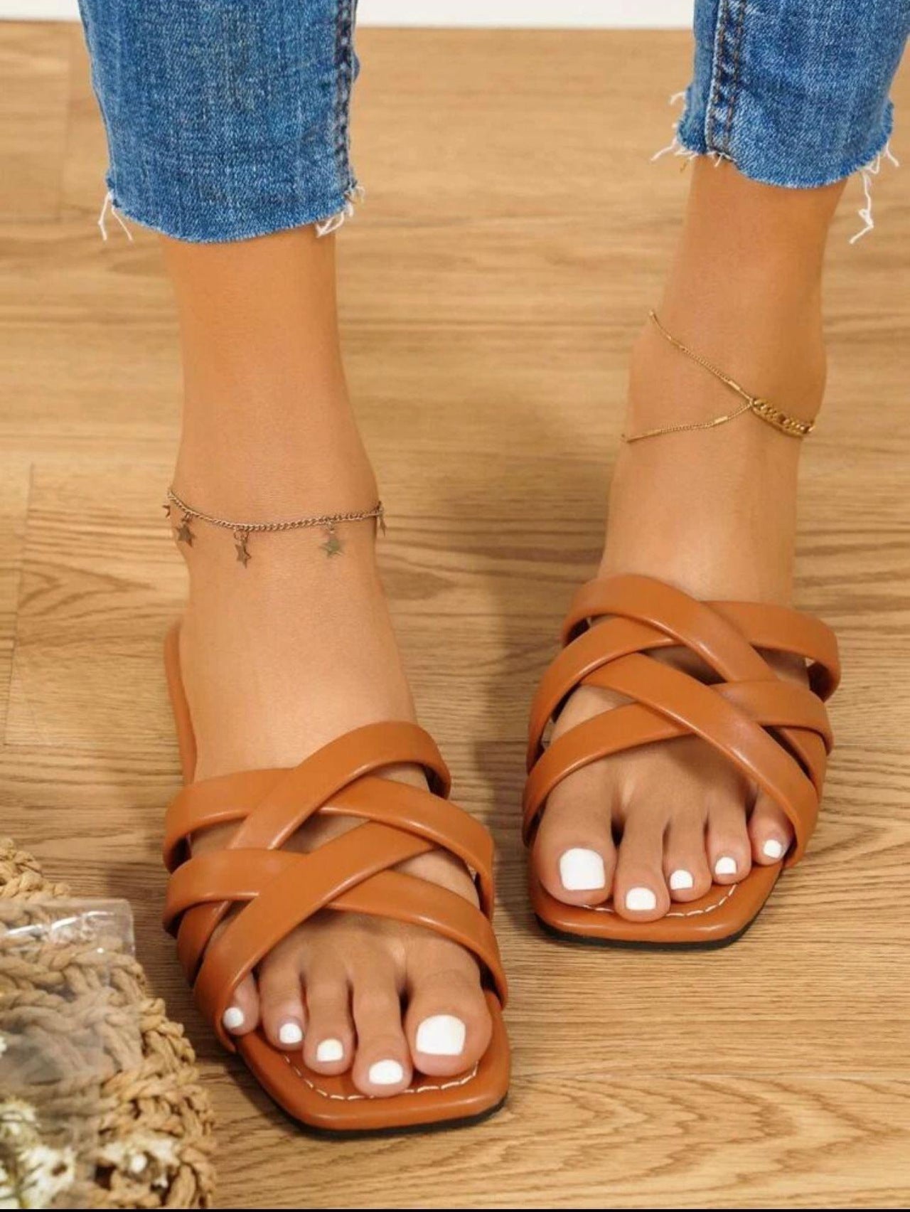 Cutout woven beach shoes