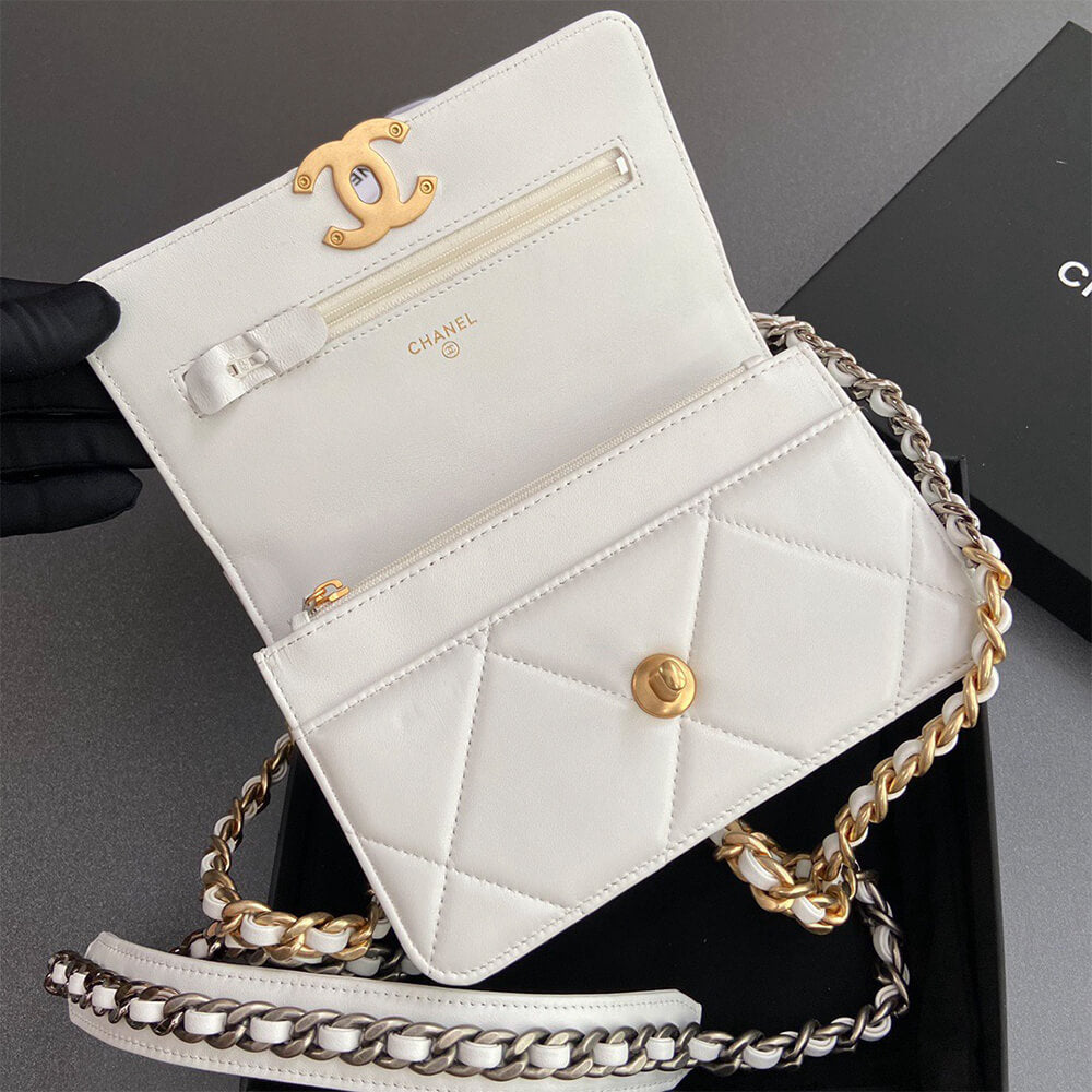 CHANEL 19 Wallet on Chain
