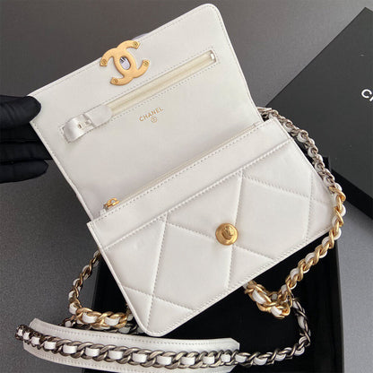 CHANEL 19 Wallet on Chain