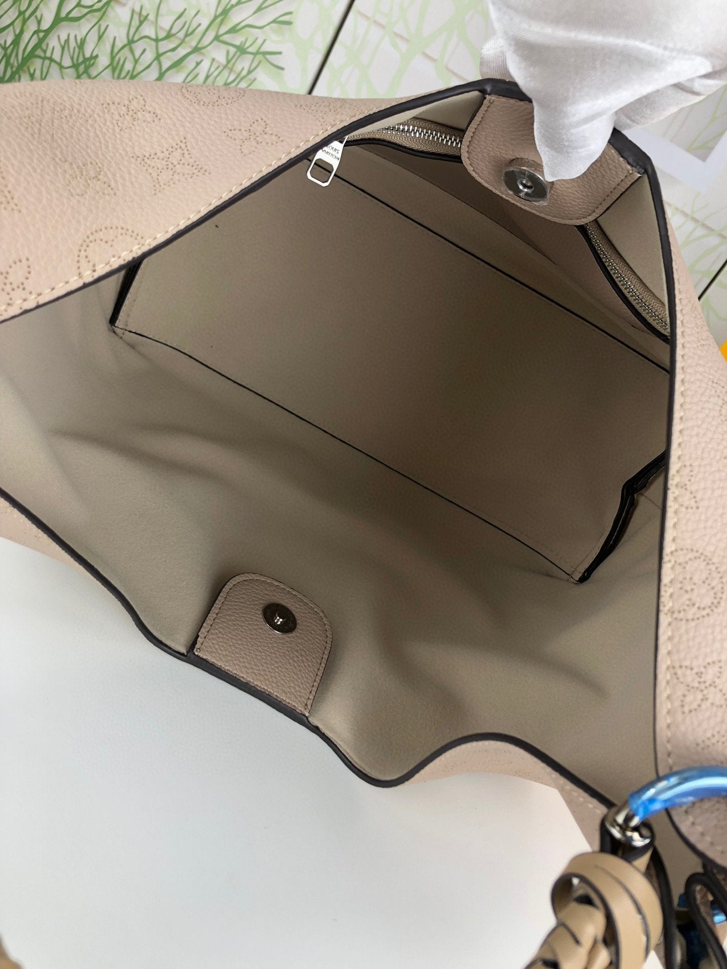 Louis Vuitton Carmel Hobo Bag ‘Mouse Grey’