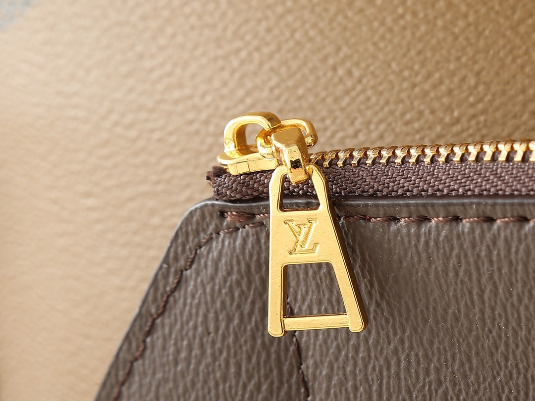 LOUIS VUITTON  Reverse Monogram Giant Onthego Voyage