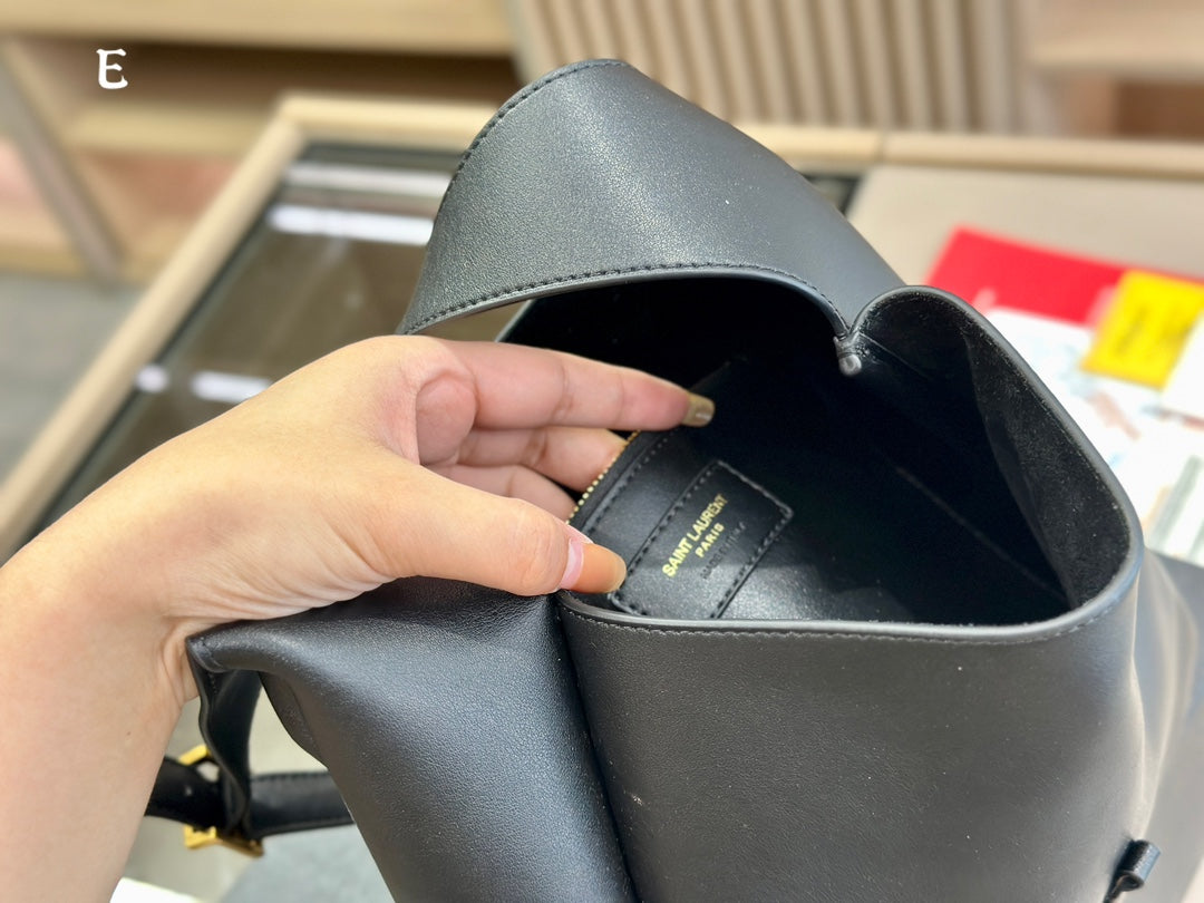 Saint Laurent Le 5 A 7 Supple Hobo Bag