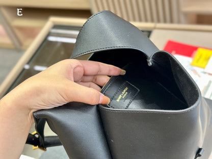 Saint Laurent Le 5 A 7 Supple Hobo Bag