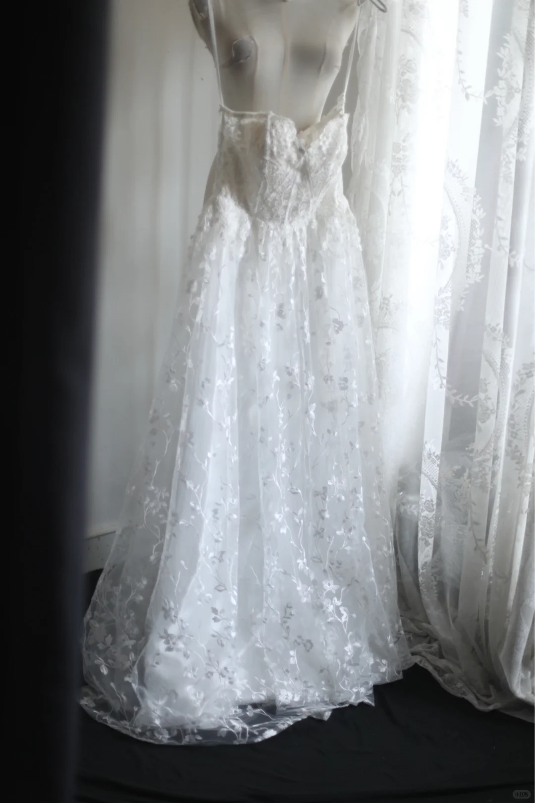 Simple White Spaghetti Straps Lace Appliques A Line Wedding Dress Bridal Dress S540