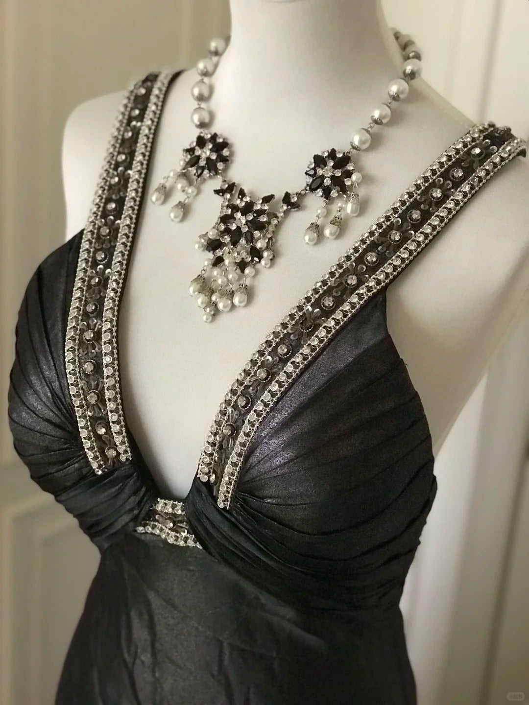 ___Black beaded mysterious and noble black swan vintag Downton Abbey deep V long satin ball gown evening dress gh4390