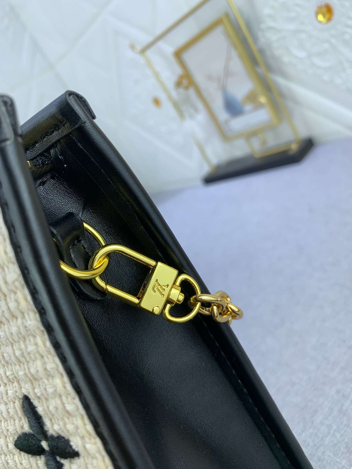 LOUIS VUITTON POCHETE RAFFIA BLEU MONOGRAM