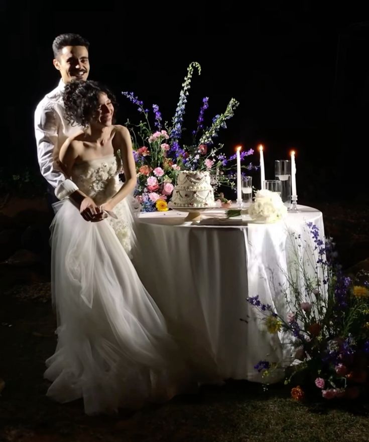 White Exquisite Ball Gown Strapless Appliques Beaded Tulle Wedding Dress SH3809