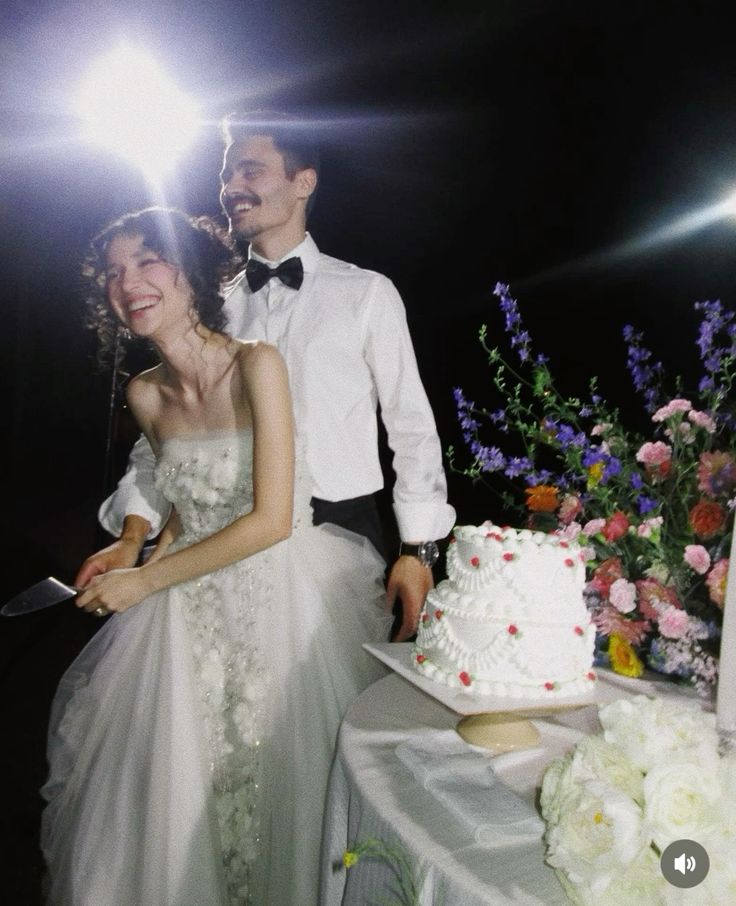 White Exquisite Ball Gown Strapless Appliques Beaded Tulle Wedding Dress SH3809