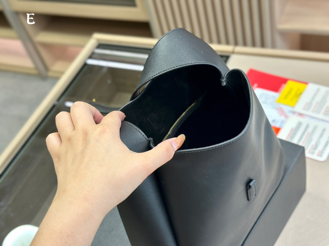 Saint Laurent Le 5 A 7 Supple Hobo Bag