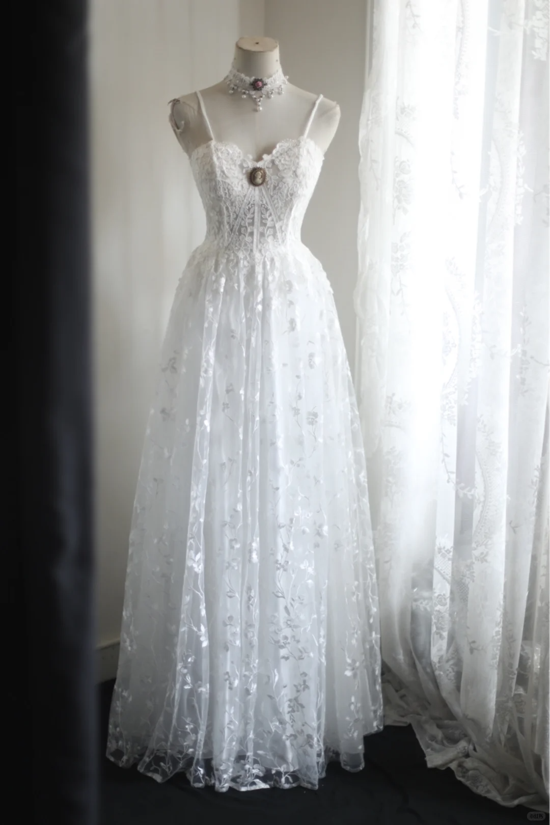 Simple White Spaghetti Straps Lace Appliques A Line Wedding Dress Bridal Dress S540