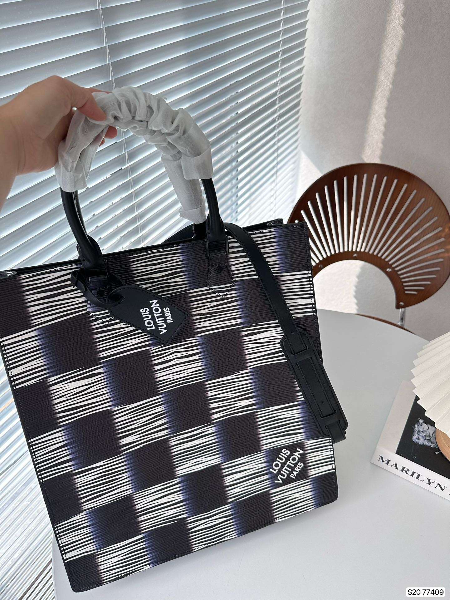 LOUIS VUITTON Sac Plat Multicolor M23957