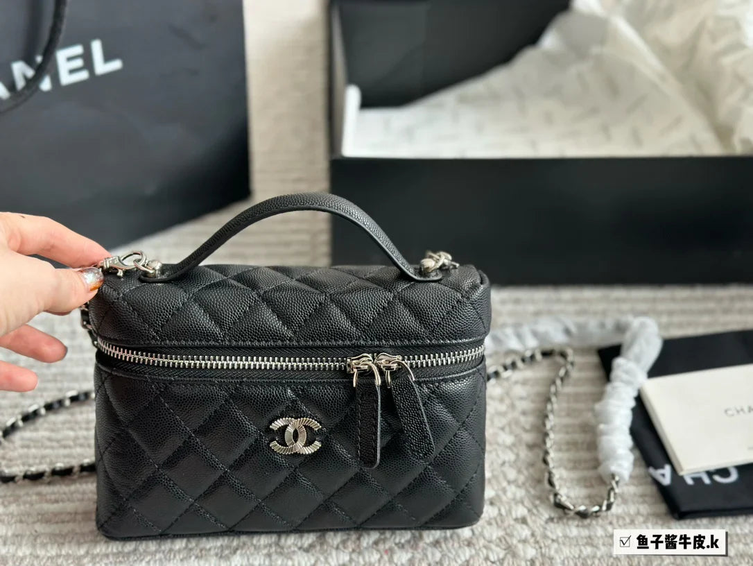 CHANEL New Handbag In Black Size 20x13cm