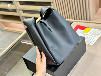 Saint Laurent Le 5 A 7 Supple Hobo Bag