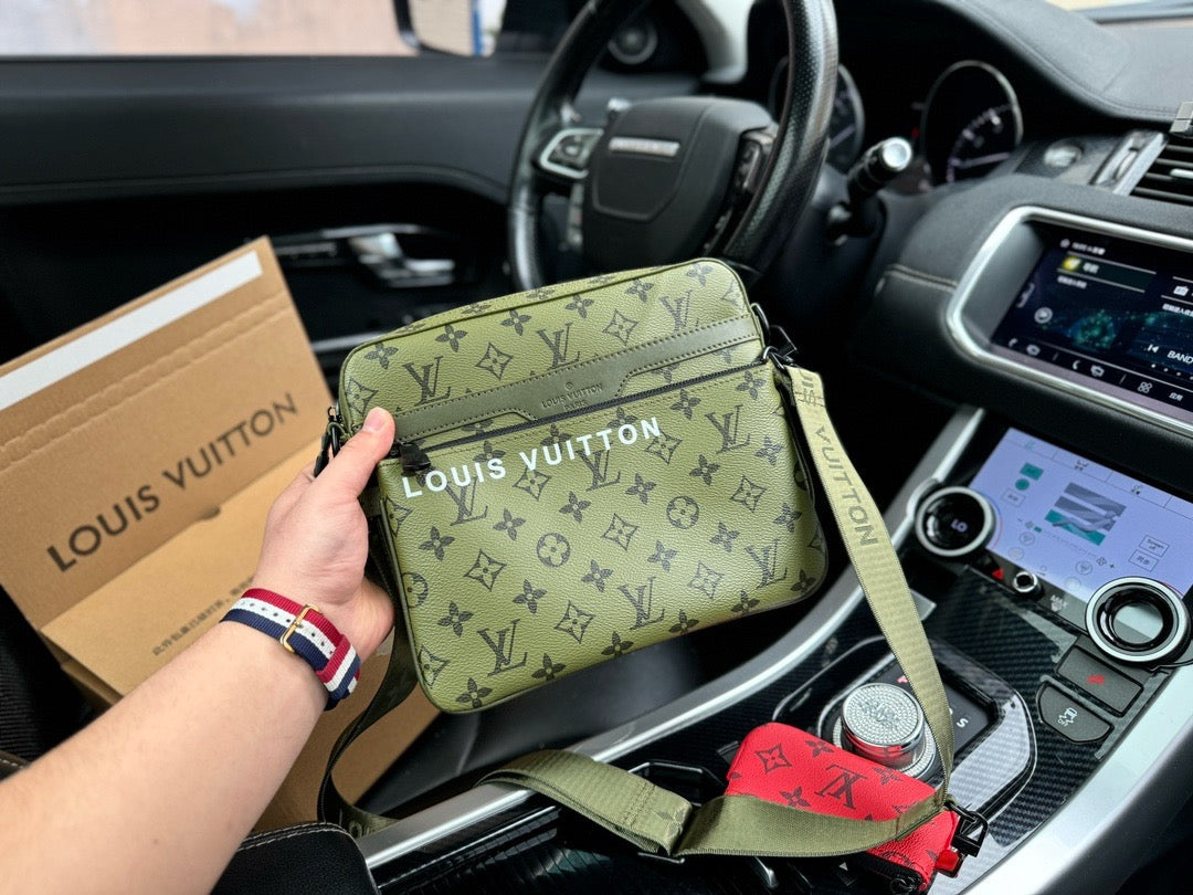 Louis Vuitton Trio Messenger M23783