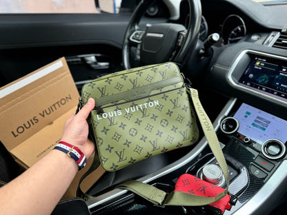 Louis Vuitton Trio Messenger M23783