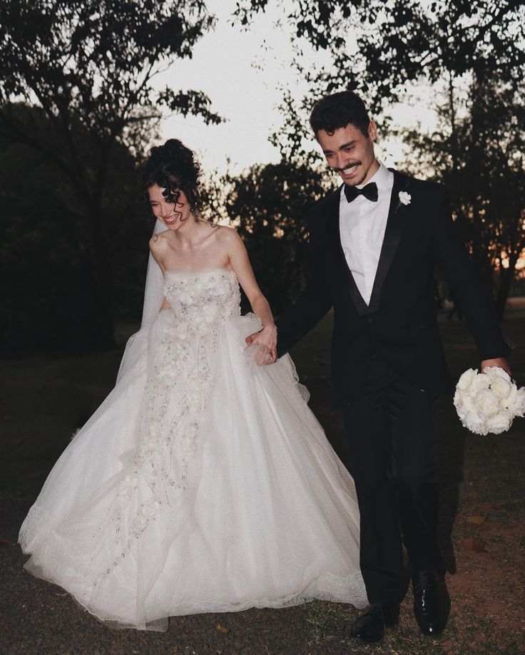 White Exquisite Ball Gown Strapless Appliques Beaded Tulle Wedding Dress SH3809