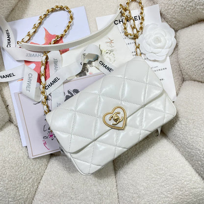 Chanel Small Flap Bag White Lambskin size 21 x 14 x 7 cm