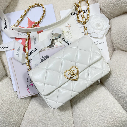 Chanel Small Flap Bag White Lambskin size 21 x 14 x 7 cm
