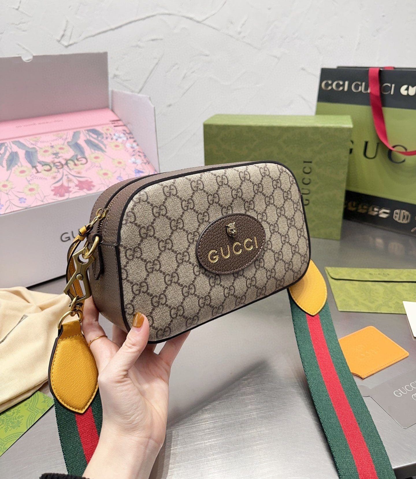 GUCCI NEO VINTAGE GG SUPREME MESSENGER BAG