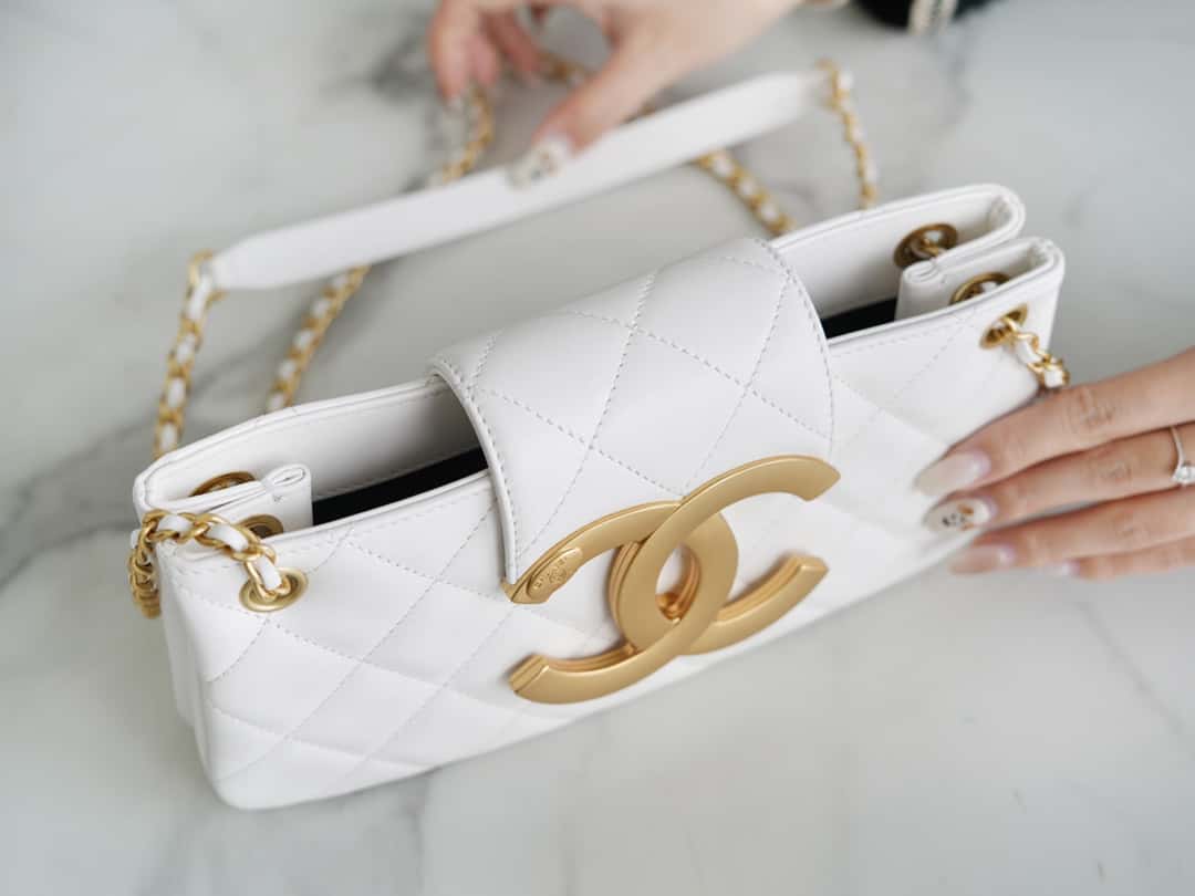 𝗖𝗛𝗔𝗡𝗘𝗟 𝟐𝟒𝐂 Vintage Logo Quilted Lambskin Shoulder Bag 11.5x24x4.5cm