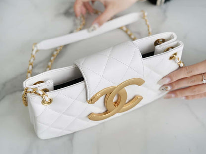 𝗖𝗛𝗔𝗡𝗘𝗟 𝟐𝟒𝐂 Vintage Logo Quilted Lambskin Shoulder Bag 11.5x24x4.5cm