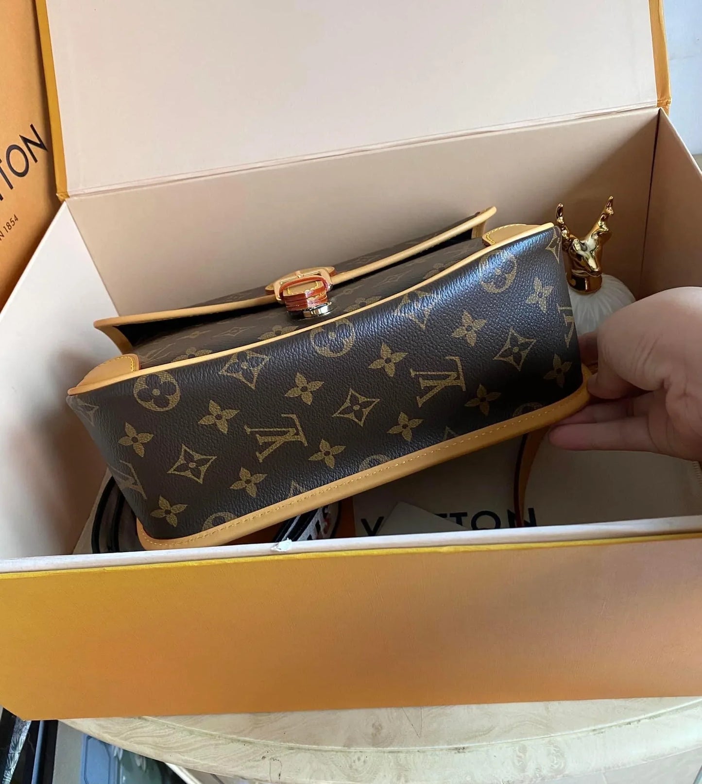 Lo vu official baguette bag