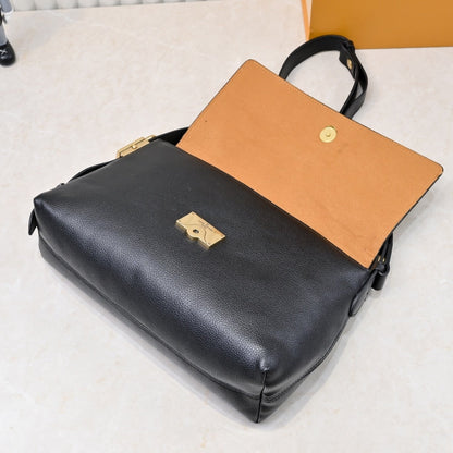 LOUIS VUITTON LOW KEY MESSENGER BLACK 30CM M13148