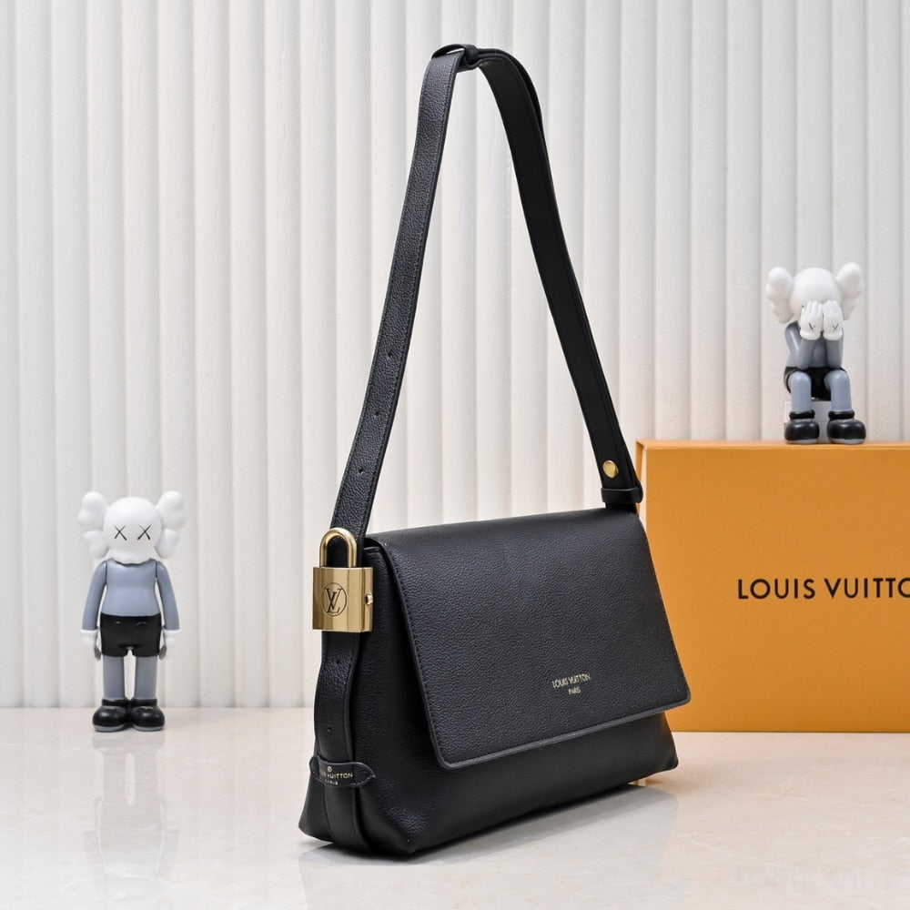 LOUIS VUITTON LOW KEY MESSENGER BLACK 30CM M13148