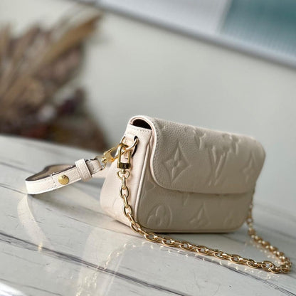 Louis Vuitton Wallet on Chain Ivy M82210