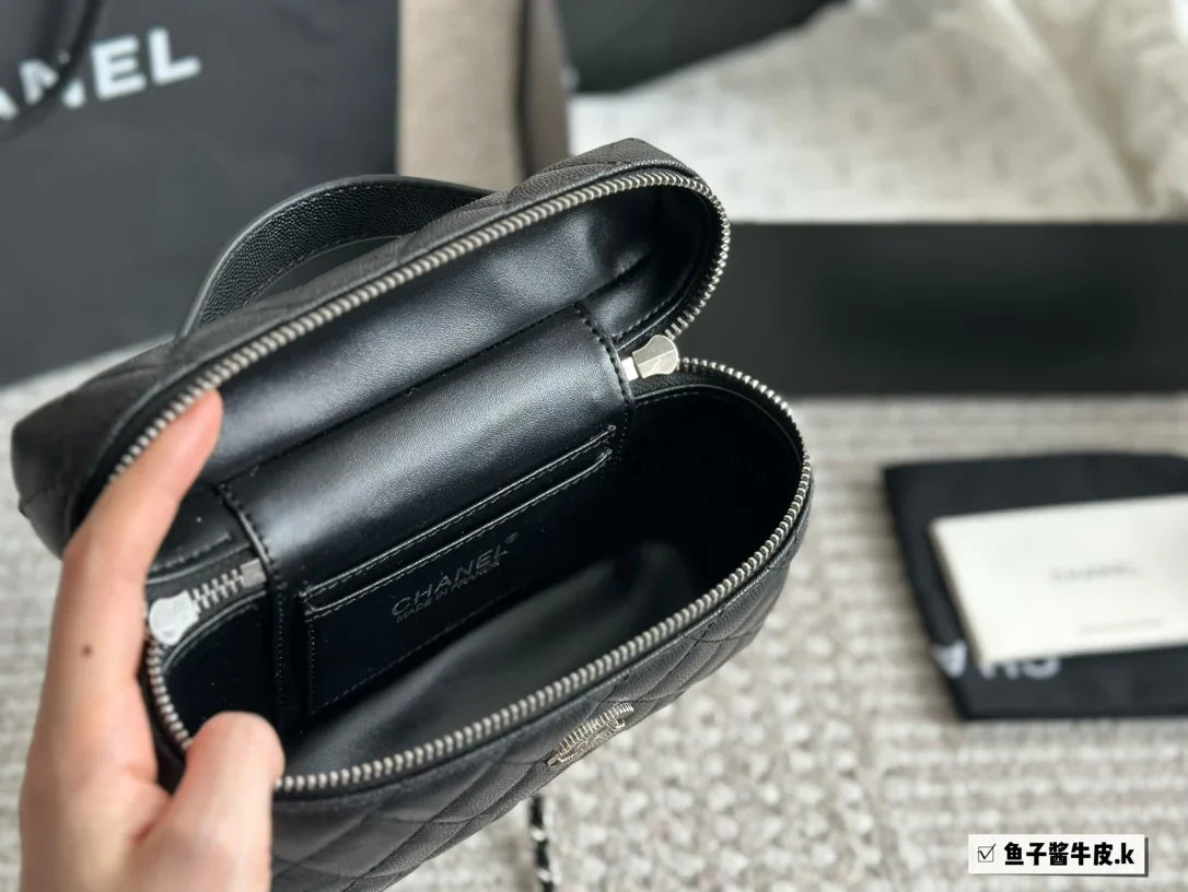 CHANEL New Handbag In Black Size 20x13cm