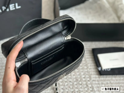 CHANEL New Handbag In Black Size 20x13cm