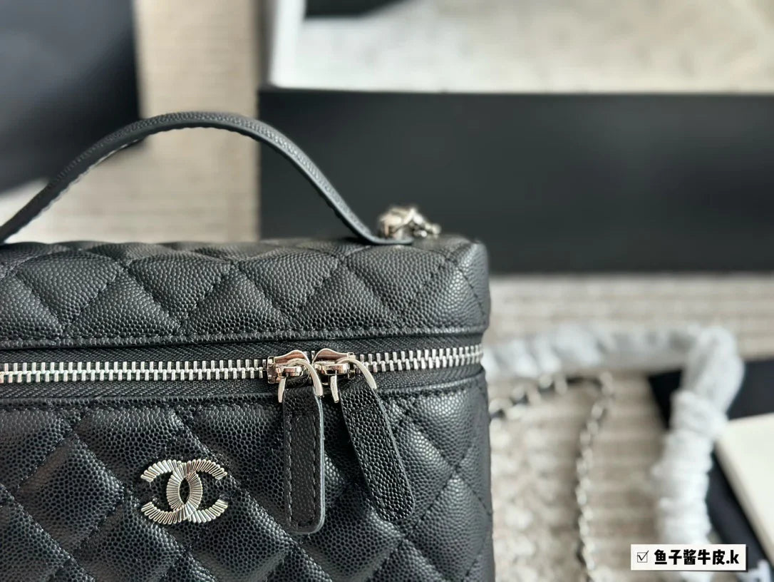 CHANEL New Handbag In Black Size 20x13cm