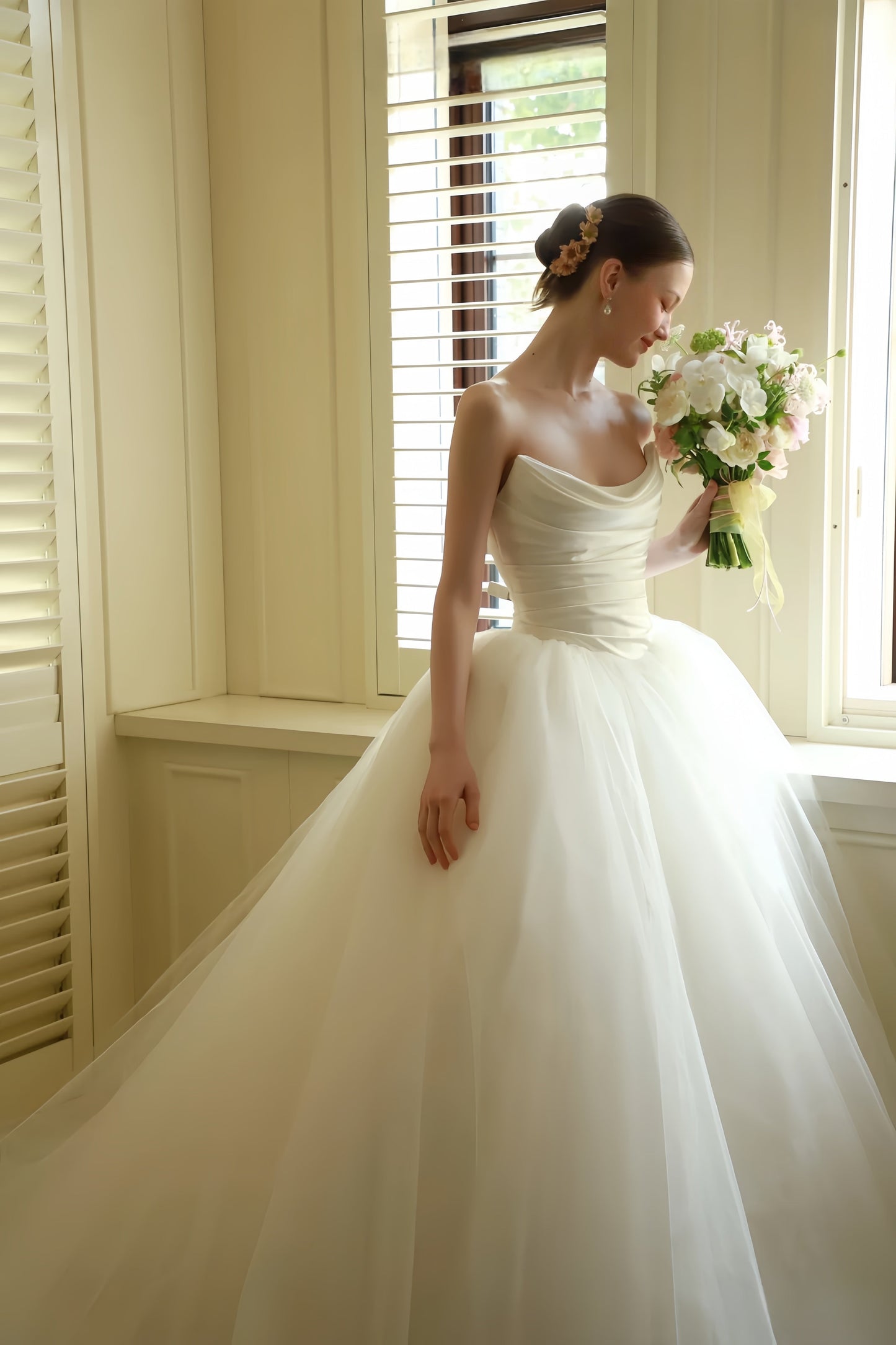 Pretty Wedding Dress Ball Gown Strapless Tulle Long Satin White Wedding Dresses Bridal Gowns Brides Gown DH106